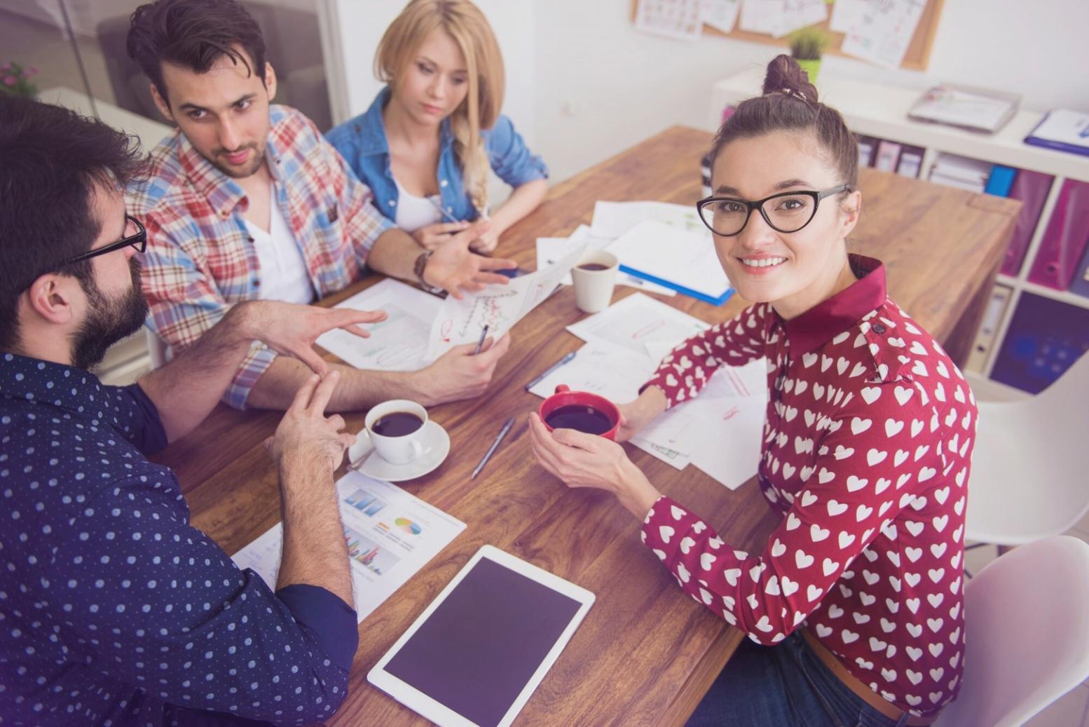 Analista financiero trabajando con modelos complejos en oficina moderna